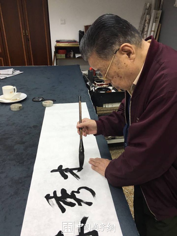 著名书法大家李铎为福州大学石油化工学院题匾《林秀才大楼》