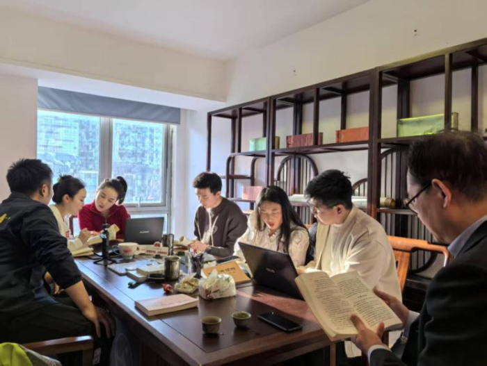 在经典著作中探寻新时代的精神坐标 光明读书会组织海归青年共读《毛选》