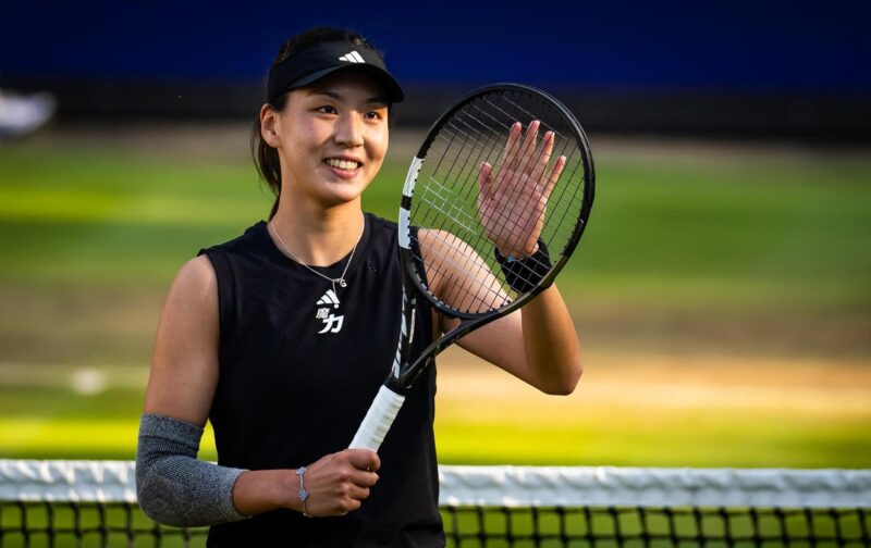 体坛快讯｜中国网球运动员王欣瑜击溃巴多萨晋级柏林赛四强