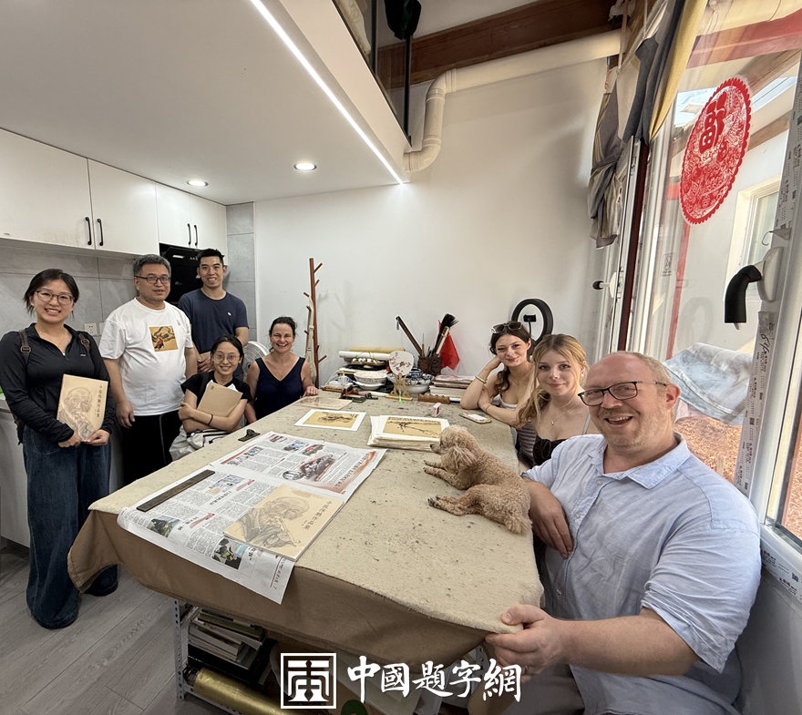 著名书画家令狐伟鹏与来访的北大老师和英国专家一起赏画插图