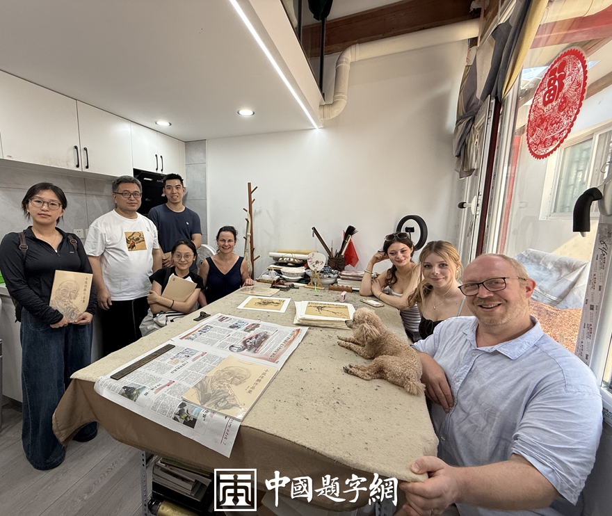 著名书画家令狐伟鹏与来访的北大老师和英国专家一起赏画插图6