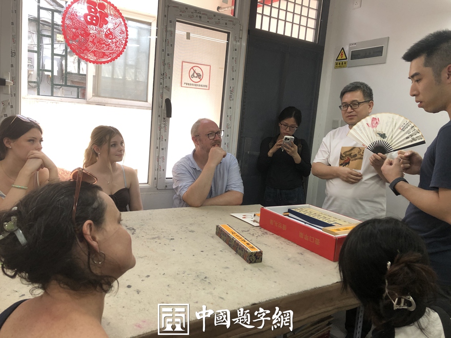 著名书画家令狐伟鹏与来访的北大老师和英国专家一起赏画插图3