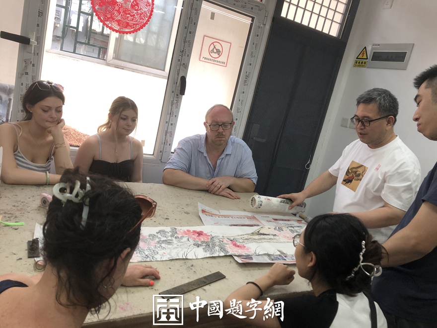 著名书画家令狐伟鹏与来访的北大老师和英国专家一起赏画插图1