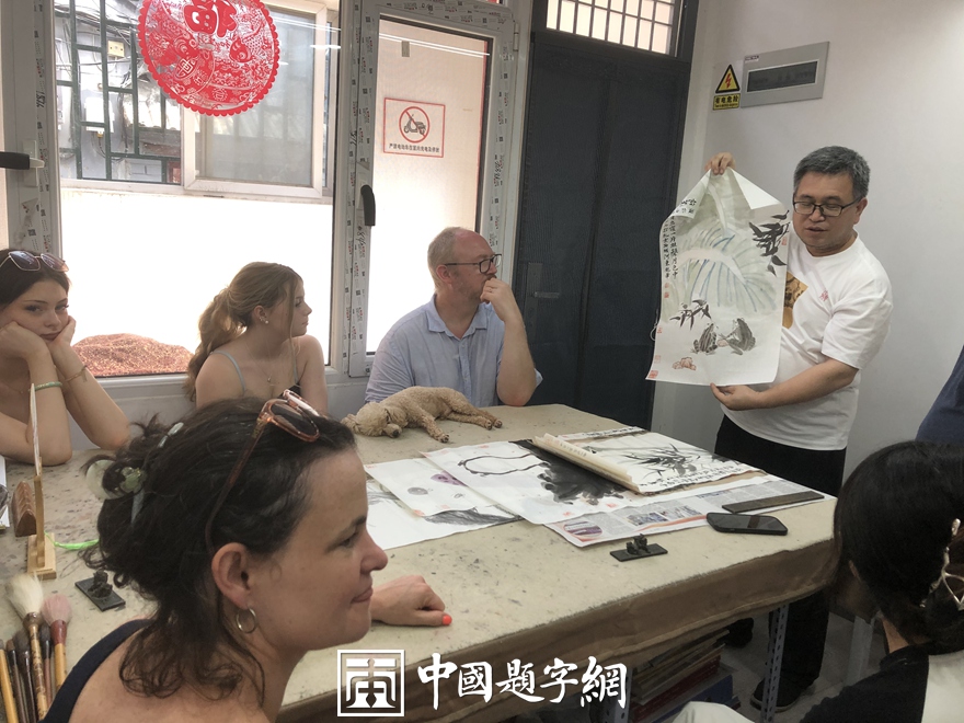 著名书画家令狐伟鹏与来访的北大老师和英国专家一起赏画插图4