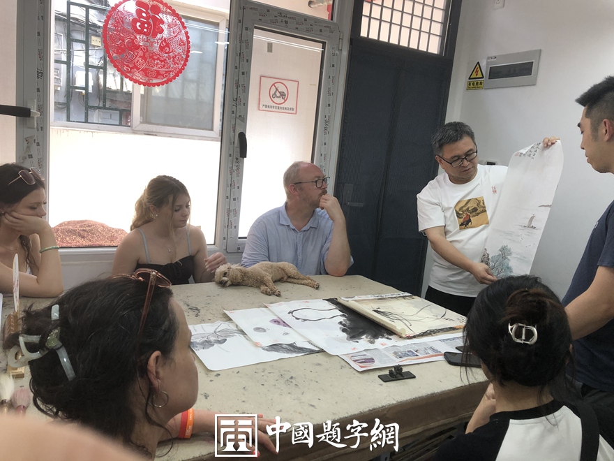 著名书画家令狐伟鹏与来访的北大老师和英国专家一起赏画插图5