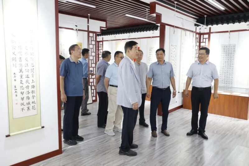 中国书法家协会名誉主席苏士澍一行莅临连云港市黄海路小学考察书法教育