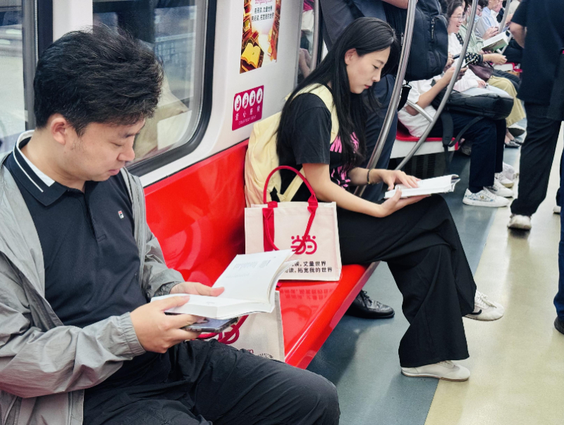 北京地铁“书香北京”主题列车携好书上线运营