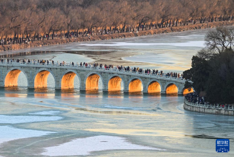 冬至日颐和园十七孔桥现“金光穿洞”美景