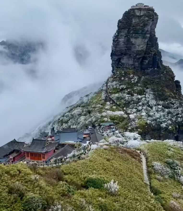 谭政义古今融合山水画《梵净初雪盛景》｜作品定制收藏插图1