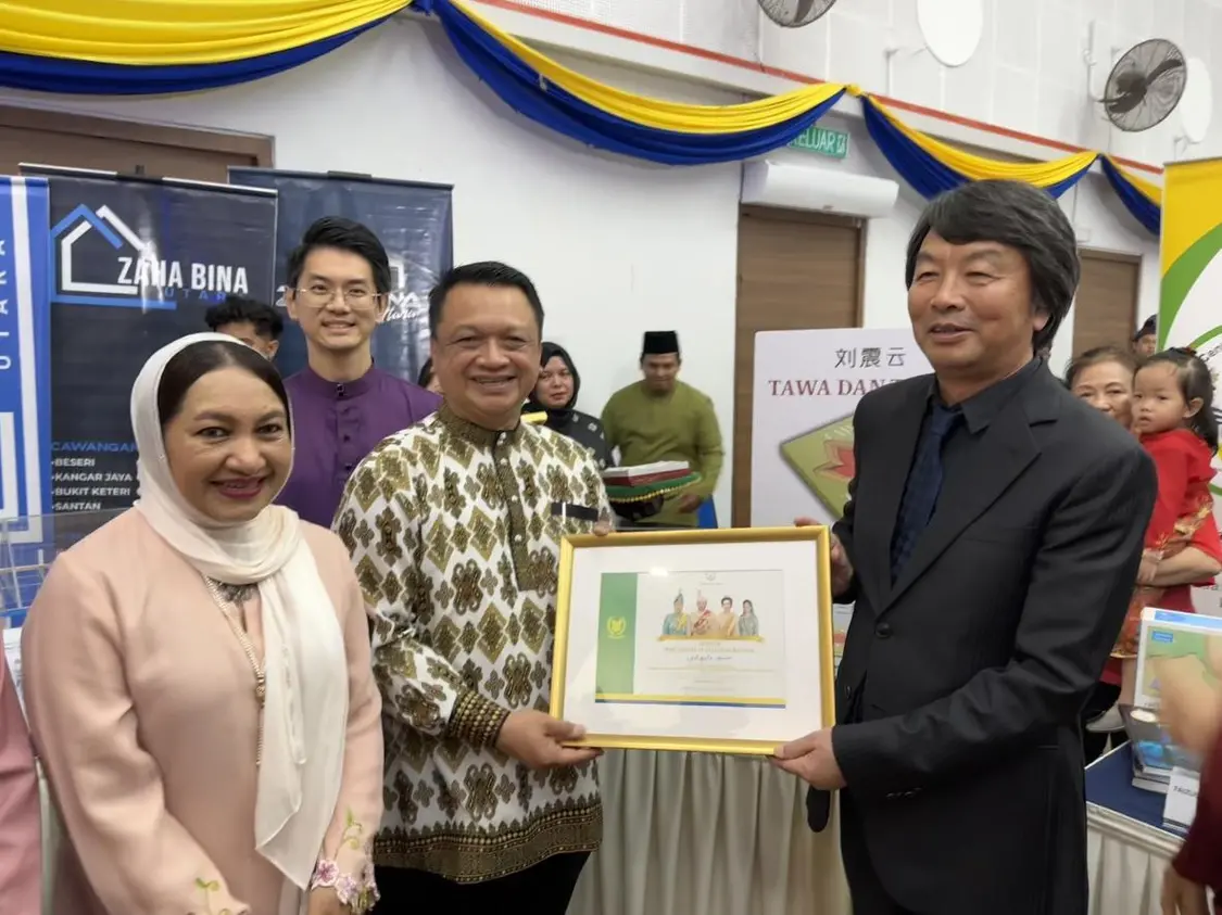 刘震云获得马来西亚国际文学奖 王储为其颁授荣誉