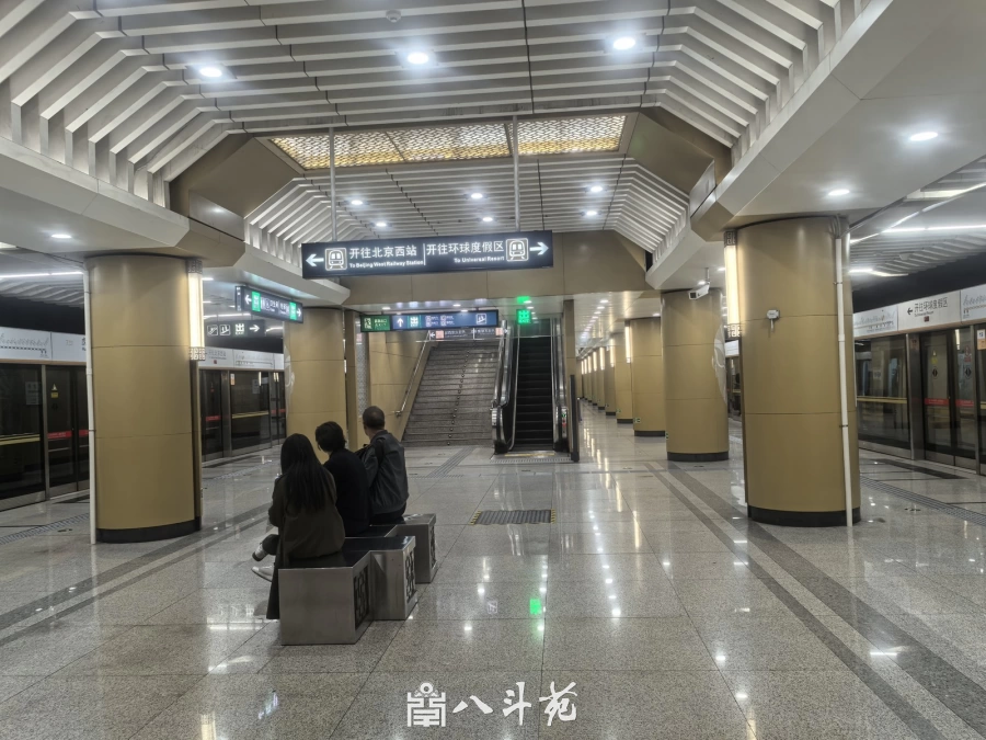 虎坊桥站站厅藻井式吊顶与宫灯立柱