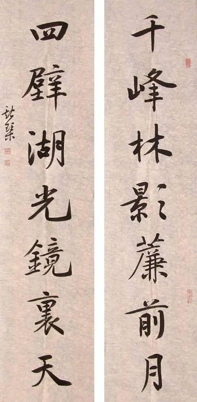 韦斯琴书法作品(行书)定制结缘【千峰林影帘前月 四壁湖光镜里天】插图1 韦斯琴行书对联《千峰林影帘前月 四壁湖光镜里天》