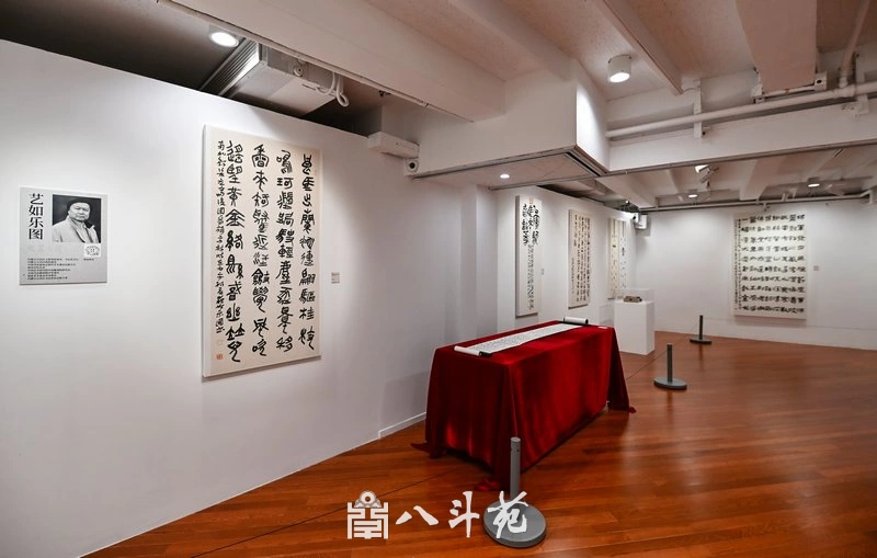 金秋时节,第四届“风华正茂·还岁墨缘”全国书法名家十一人展拉开帷幕插图2 金秋时节,第四届“风华正茂·还岁墨缘”全国书法名家十一人展拉开帷幕插图2
